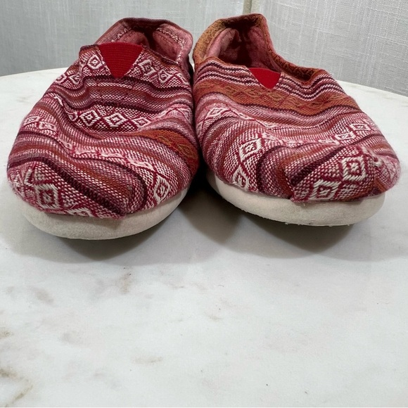 TOMS Red Aztec Patterned Slip-On Shoes Size 6.5 - Picture 10 of 11